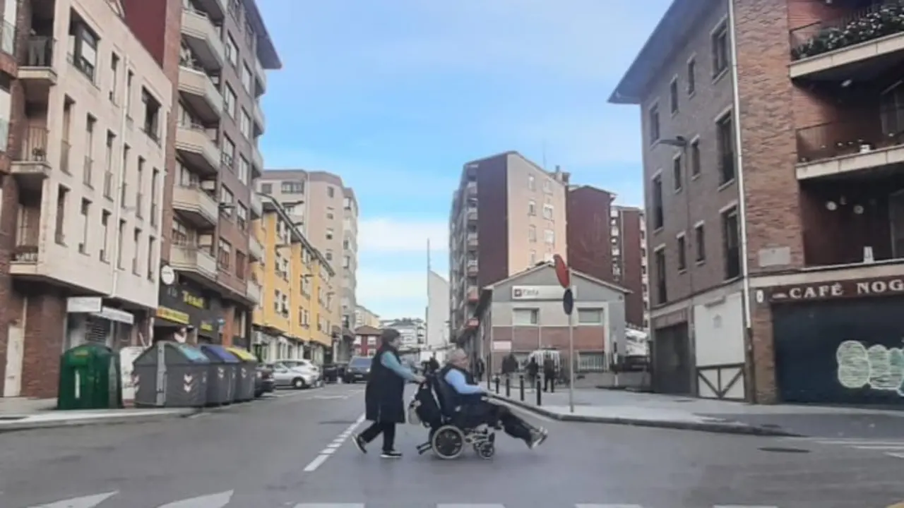 Dos personas paseando por una calle de Torrelavega. / S.D.