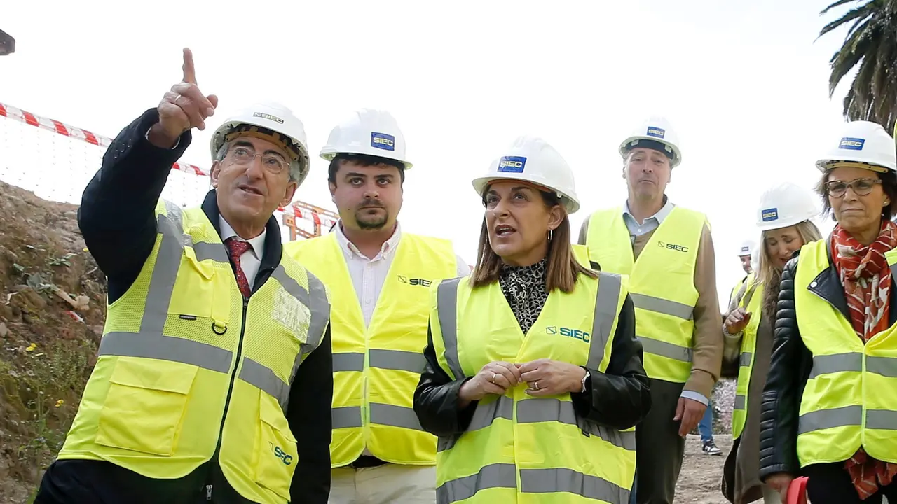 La presidenta de Cantabria visita las obras de La Lechera. / A.E.