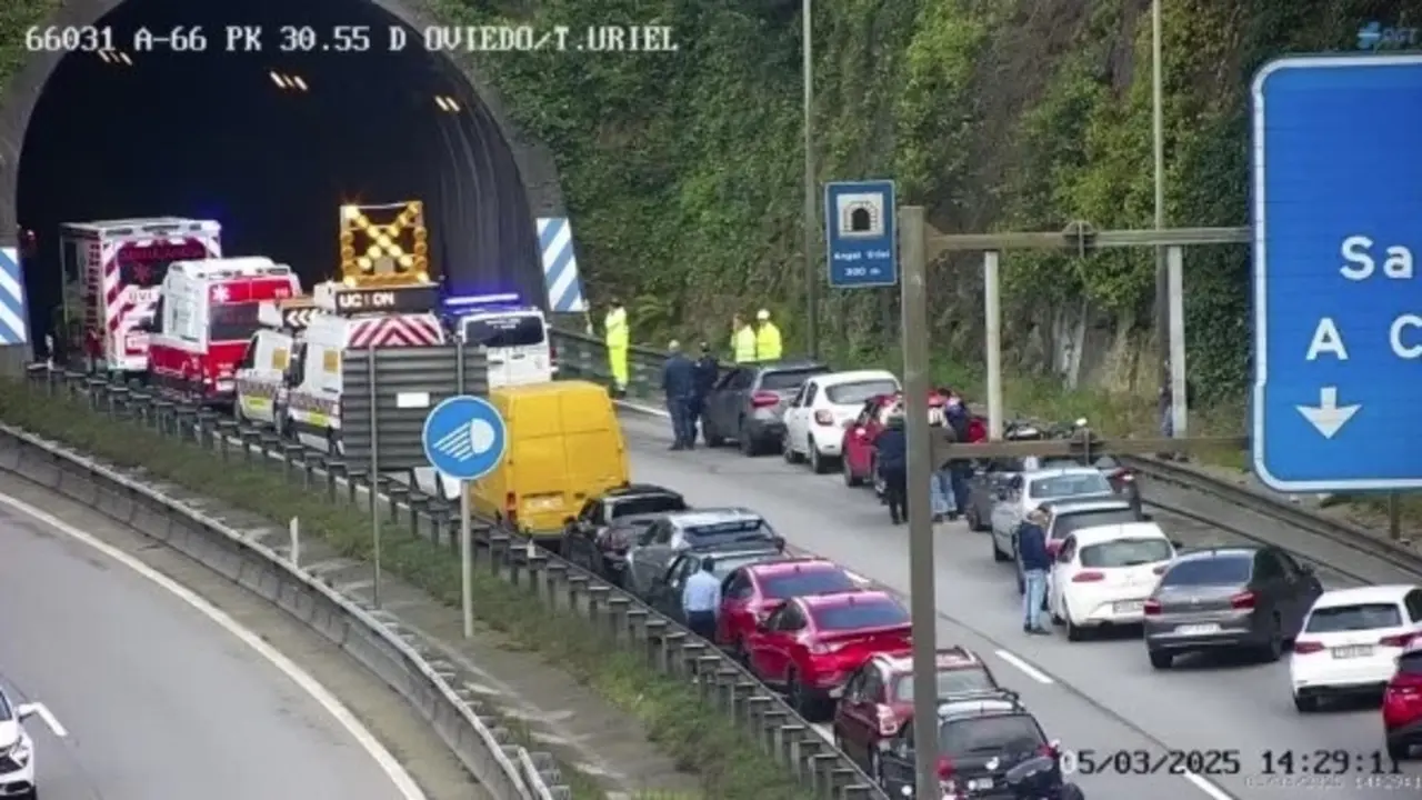 Accidente de tr&aacute;fico en el t&uacute;nel de la Bolgachina, en Oviedo. / EP