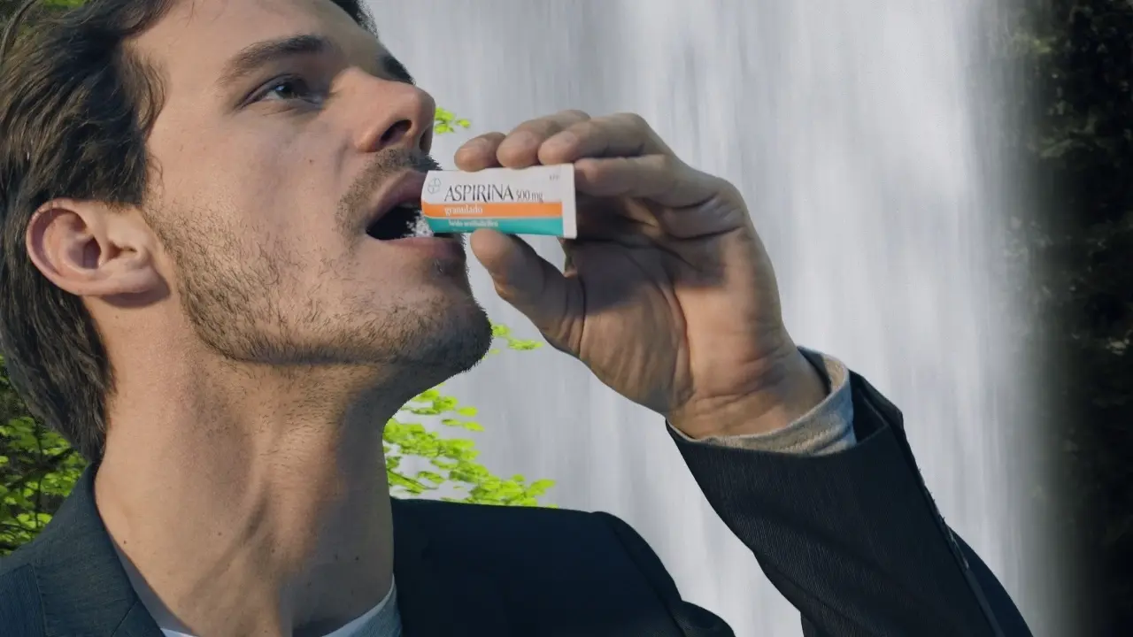 Una persona tomando un medicamento. / EP