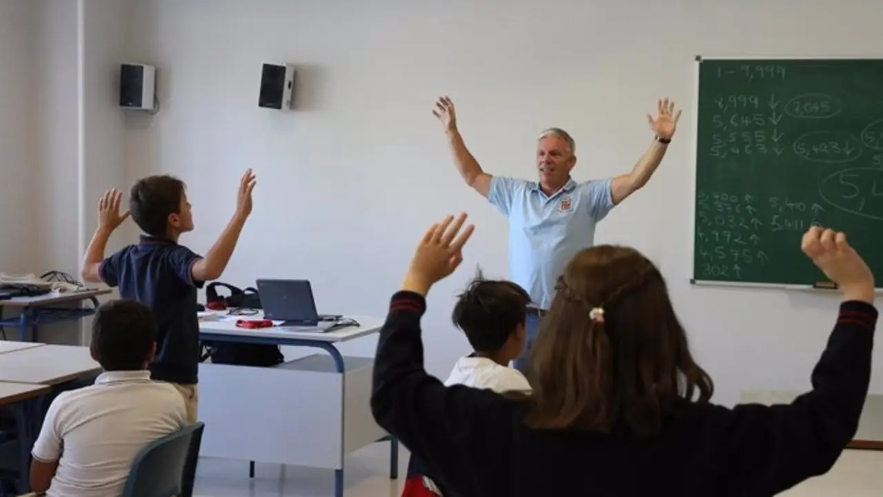 Un profesor da clase. / EP