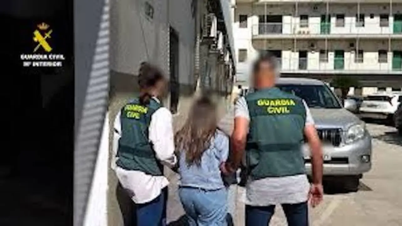 La Guardia Civil con uno de los detenidos. / X