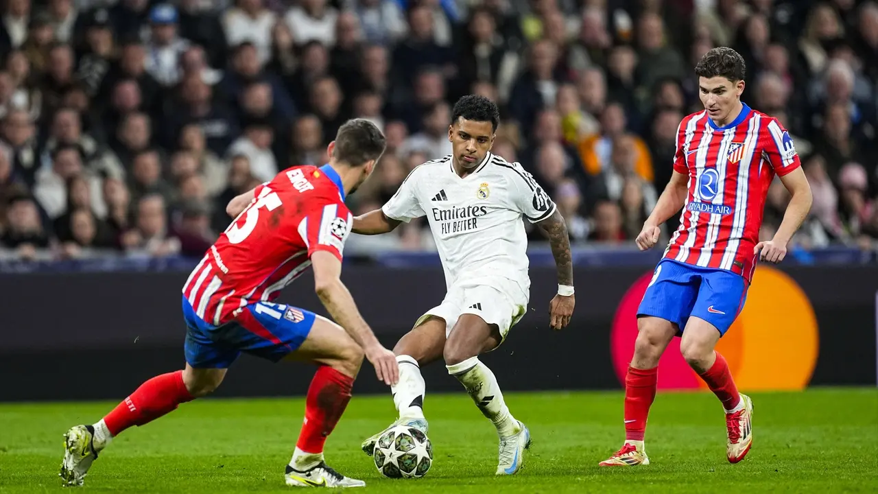 Rodrygo ante Lenglet en el partido de ida de la Champions en el Bernab&eacute;u. / EP
