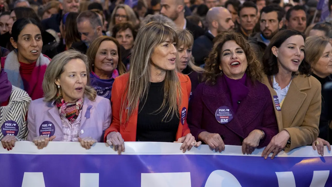 La presidenta del Banco Europeo de Inversiones, Nadia Calvi&ntilde;o; la mujer del presidente del Gobierno de Espa&ntilde;a, Bego&ntilde;a G&oacute;mez; y la ministra de Hacienda Mar&iacute;a Jes&uacute;s Montero, durante una manifestaci&oacute;n convocada por la Comisi&oacute;n 8M. /  Alberto Ortega / Archivo
