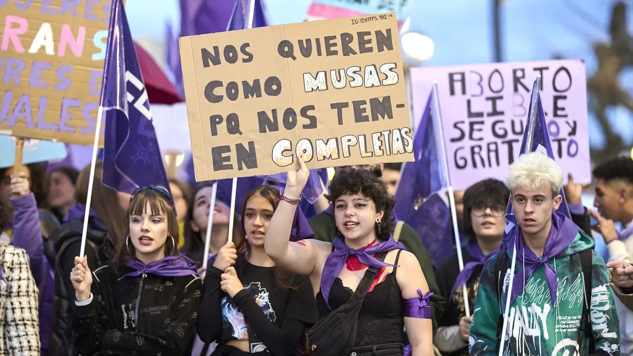 Varias mujeres protestan con carteles durante una manifestaci&oacute;n convocada por la Comisi&oacute;n 8 de Marzo, por el 8M, D&iacute;a Internacional de la Mujer, desde la rotonda de Puertochico hasta la Plaza del Ayuntamiento, a 8 de marzo de 2023, en Santander, Cantabria (Espa&ntilde;a). Santander es una de las m&uacute;ltiples ciudades espa&ntilde;olas donde las mujeres salen hoy a la calle para conmemorar su lucha y la de sus antecesoras por participar en la sociedad en las mismas condiciones que los hombres.
Fecha: 08/03/2023. leer menos

Foto de archivo

Firma: Juanma Serrano / Europa Press