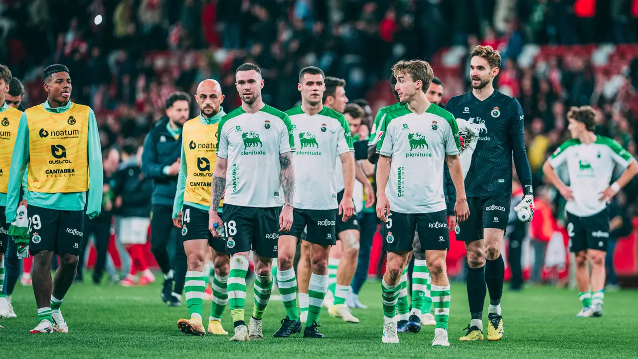 Los jugadores del Racing tras el partido ante el Sporting. / RRC