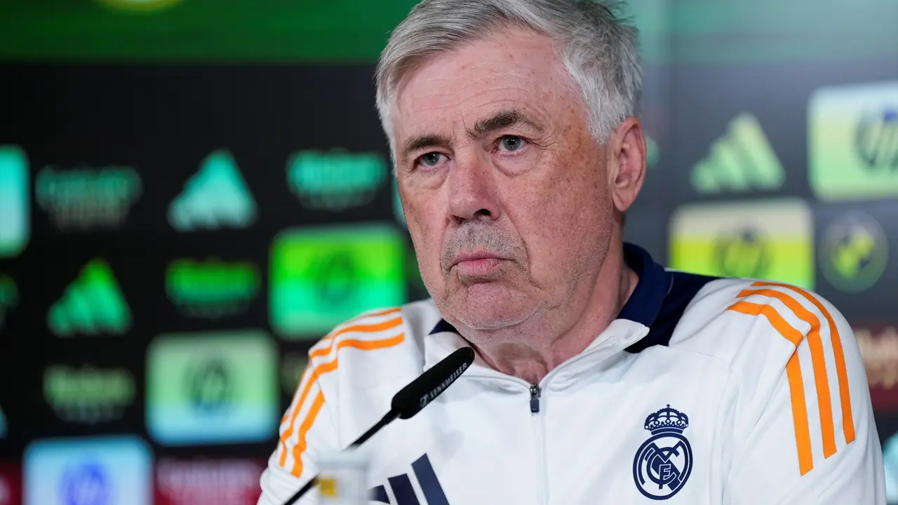 Carlo Ancelotti en la rueda de prensa de ayer. / E.P.