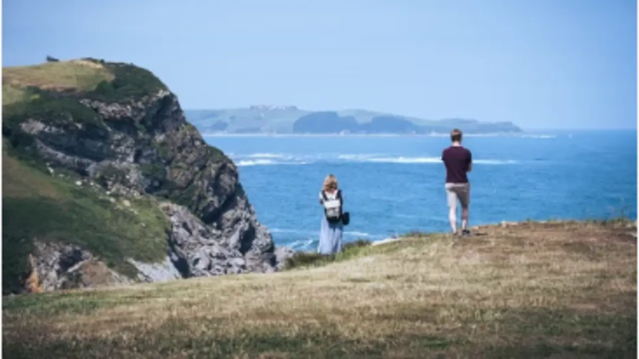 Dos turistas sacando fotos al paisaje de Cantabria. / A.S.