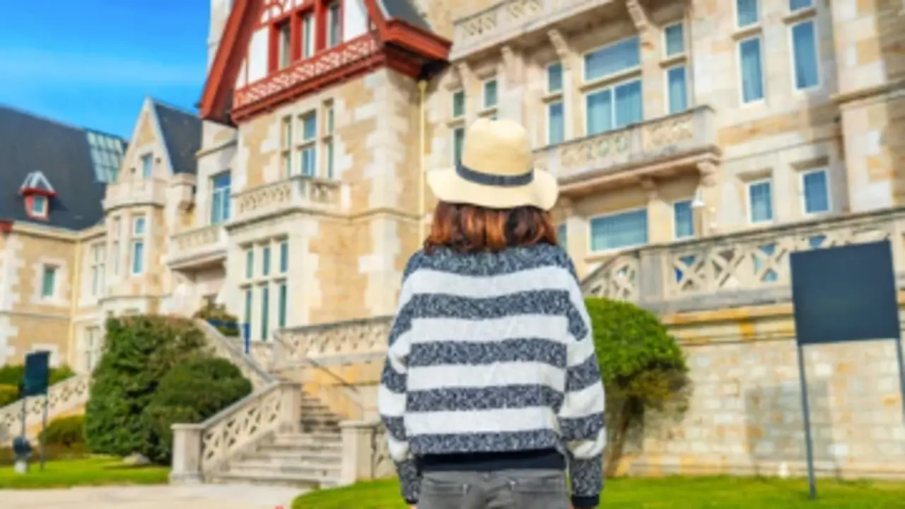 Una turista durante su visita a Santander. / A.S.