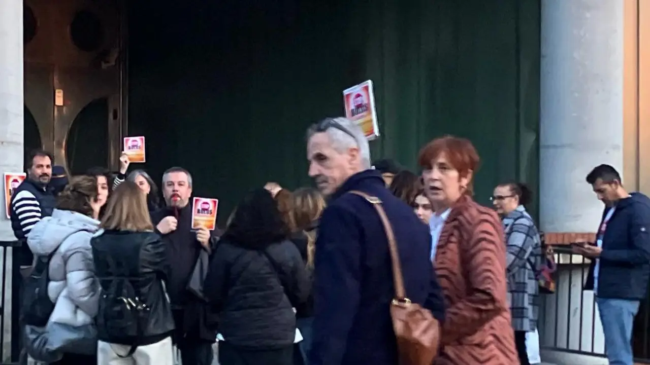 Manifestantes portan carteles con mensajes contra los bulos frente a la antigua sede del diario ALERTA en Santander, en un acto que buscaba coaccionar a periodistas pero sin disposici&oacute;n al di&aacute;logo.