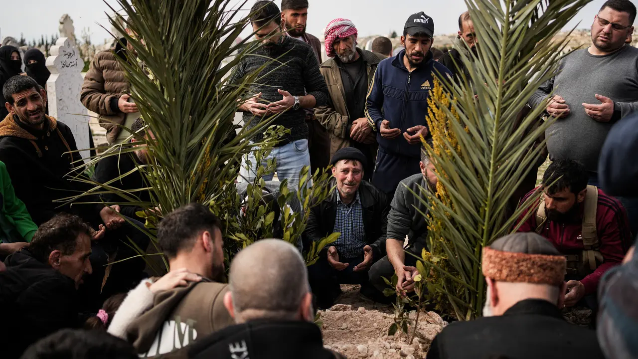 Combatientes y civiles sirios asisten al entierro de un miembro de las fuerzas de seguridad en la provincia de Hama, despu&eacute;s de que varias personas murieran en una emboscada. / EP
09/3/2025 ONLY FOR USE IN SPAIN