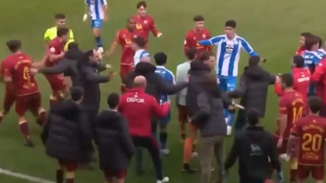 Momento de la trifulca en el partido entre Fabril y Rayo. / X