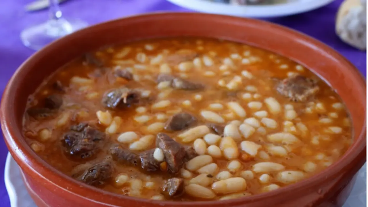 Ua raci&oacute;n de alubias con jabal&iacute;. / EP
