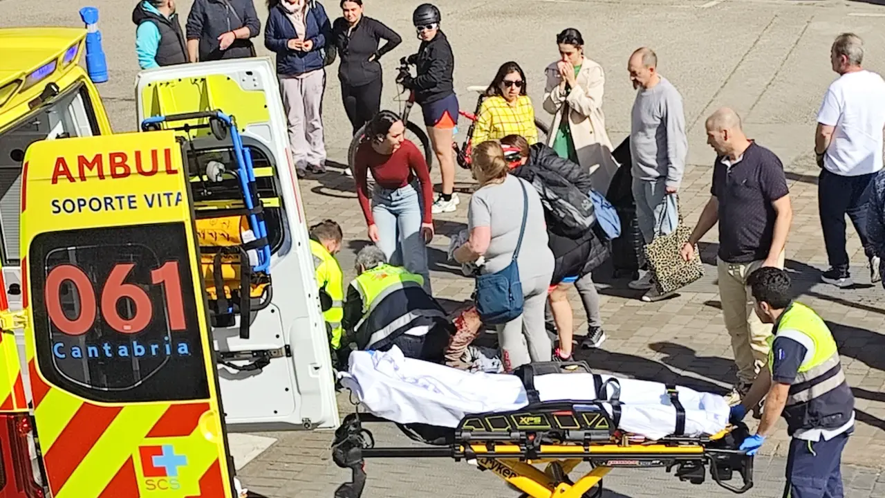 Los servicios de emergencias atienden al herido. / A.A