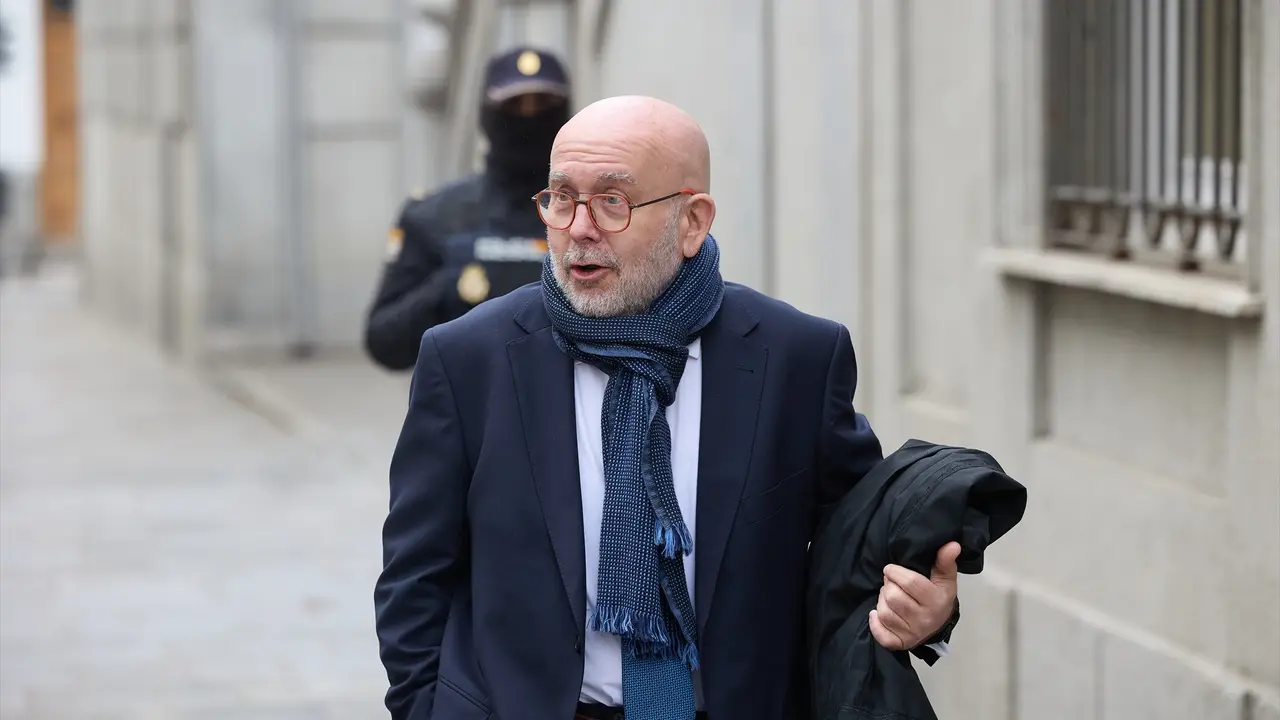 El abogado de Puigdemont, Gonzalo Boye, a su llegada a una vista p&uacute;blica, en el Tribunal Supremo. / Jes&uacute;s Hell&iacute;n
