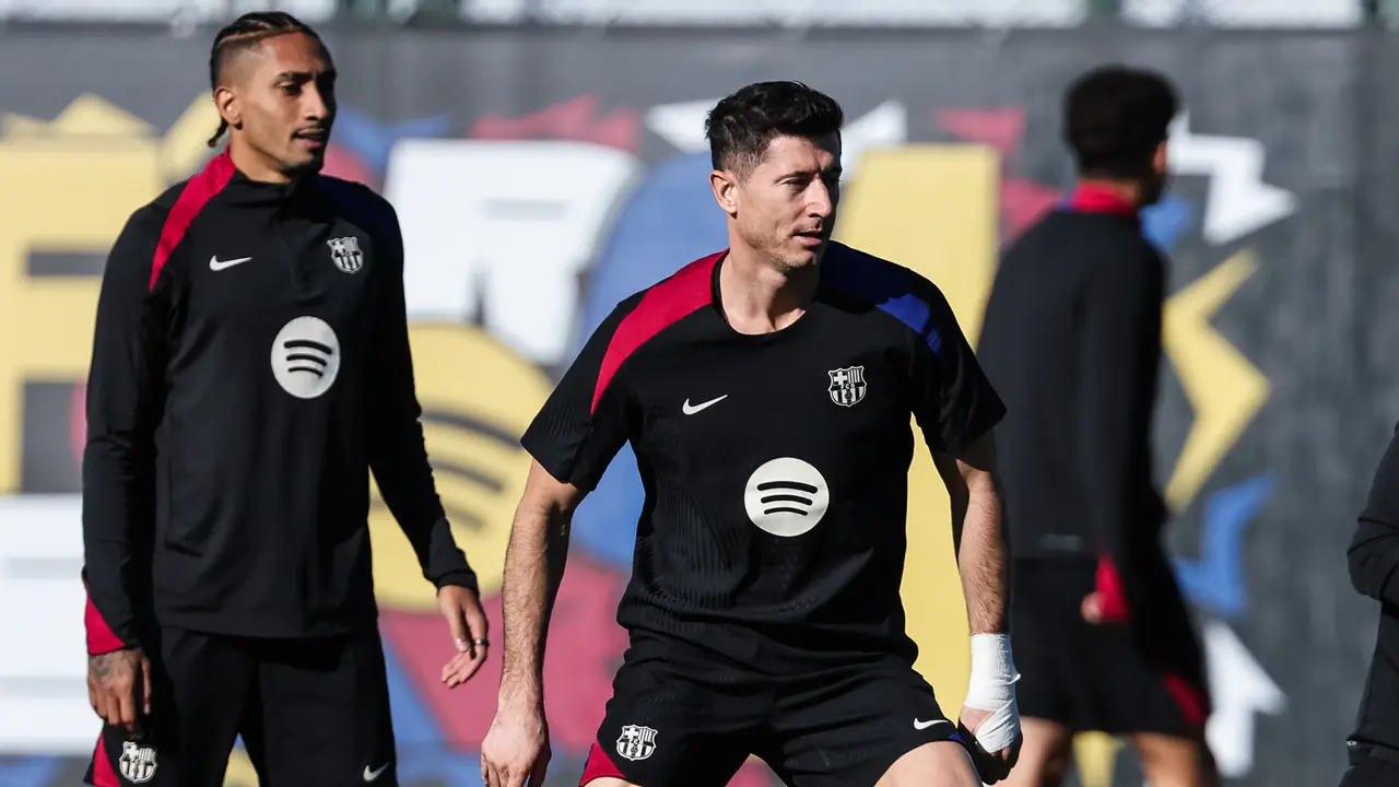 Robert Lewandowski y Raphinha en un entrenamiento. / EP