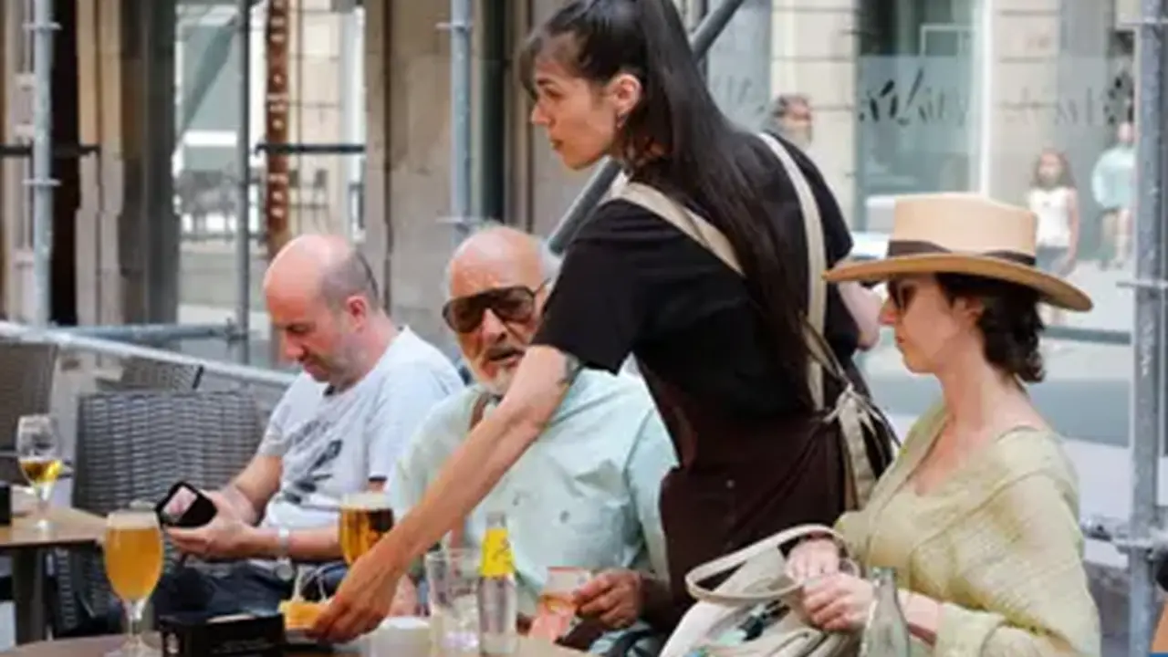 Una camarera atiende una terraza en Pontevedra. / x