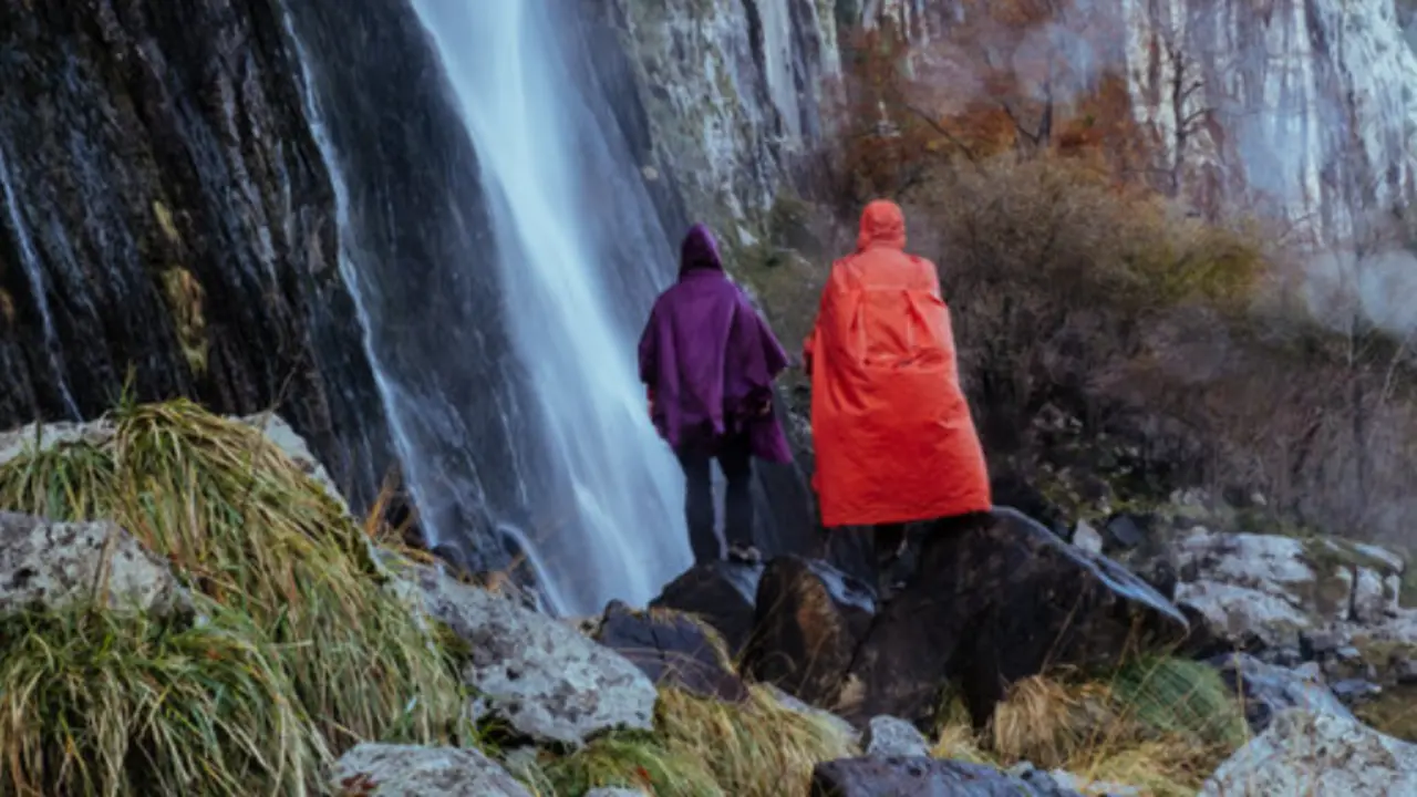 Dos personas mirando una cascada en los montes de Cantabria. / A.E.