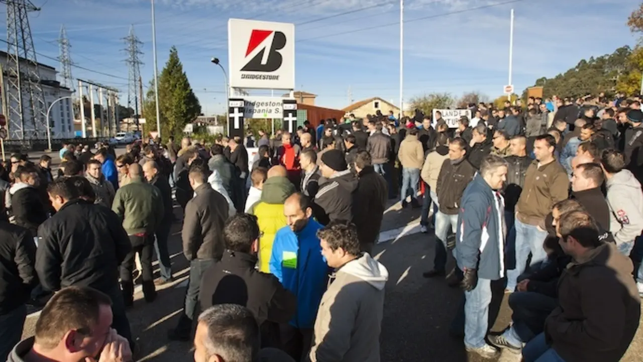 Los trabajadores de la planta que la multinacional Bridgestone tiene en Puente San Miguel, se concentraron bloqueando el acceso a la misma. EFE/ Alberto Aja / Archivo