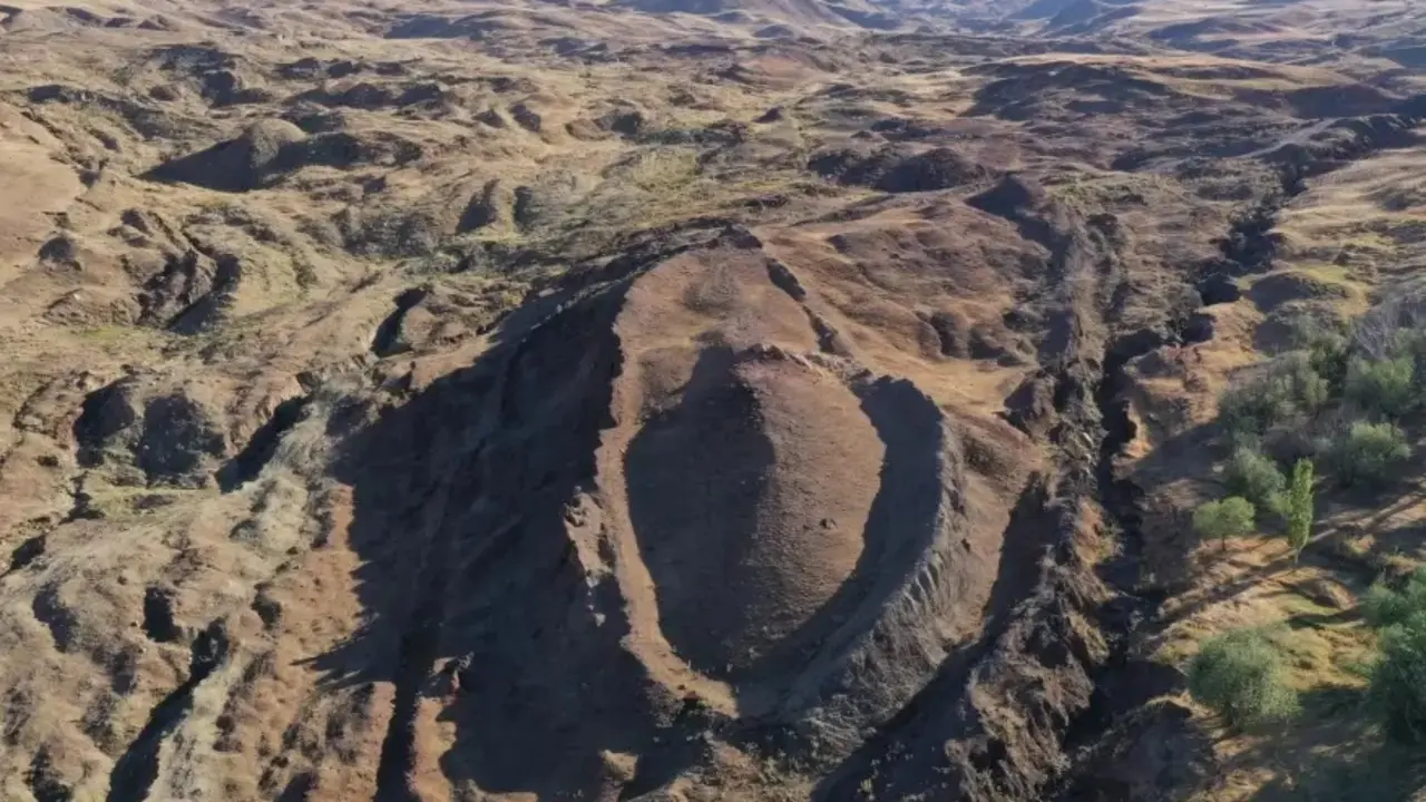Esta formaci&oacute;n ha interesado a los expertos durante d&eacute;cadas debido a su forma y dimensiones similares a las de un barco, similar a la descripci&oacute;n b&iacute;blica del Arca de No&eacute; y a la menci&oacute;n del Monte Ararat en los textos religiosos.
Escaneos del Arca de No&eacute;/Facebook