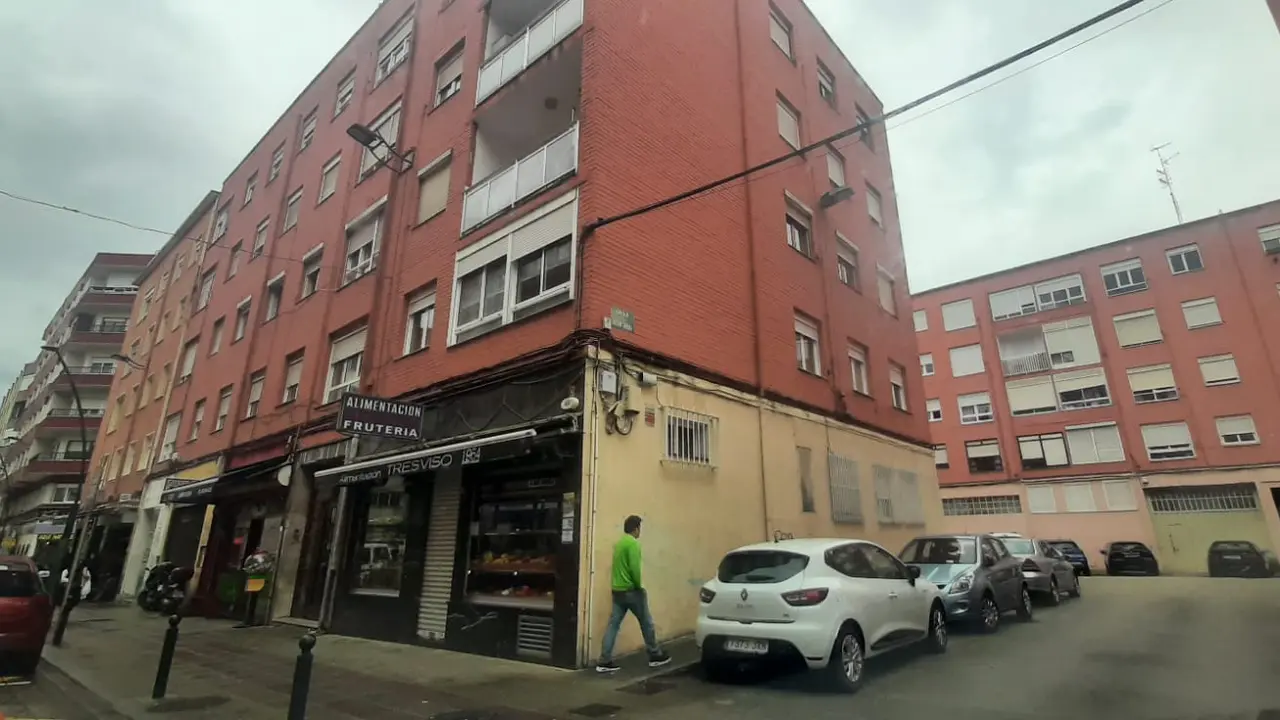 Imagen del edificio en la calle Juli&aacute;n Urbina, en el barrio de La Inmobiliaria (Torrelavega), donde se produjo la agresi&oacute;n que termin&oacute; con la detenci&oacute;n de un hombre por violencia de g&eacute;nero y lesiones al hijastro de la v&iacute;ctima.
