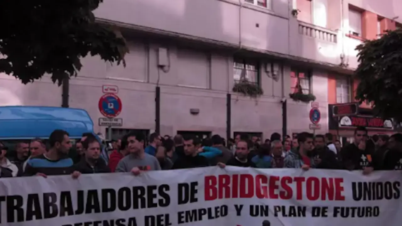 Miles de personas se manifiestan en Torrelavega en apoyo a los trabajadores de Bridgestone. / EP