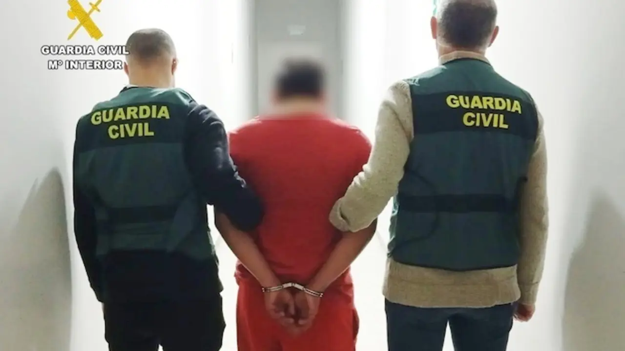 La Guardia Civil detiene al presunto autor del apu&ntilde;alamiento de un hombre en Malia&ntilde;o. / GC