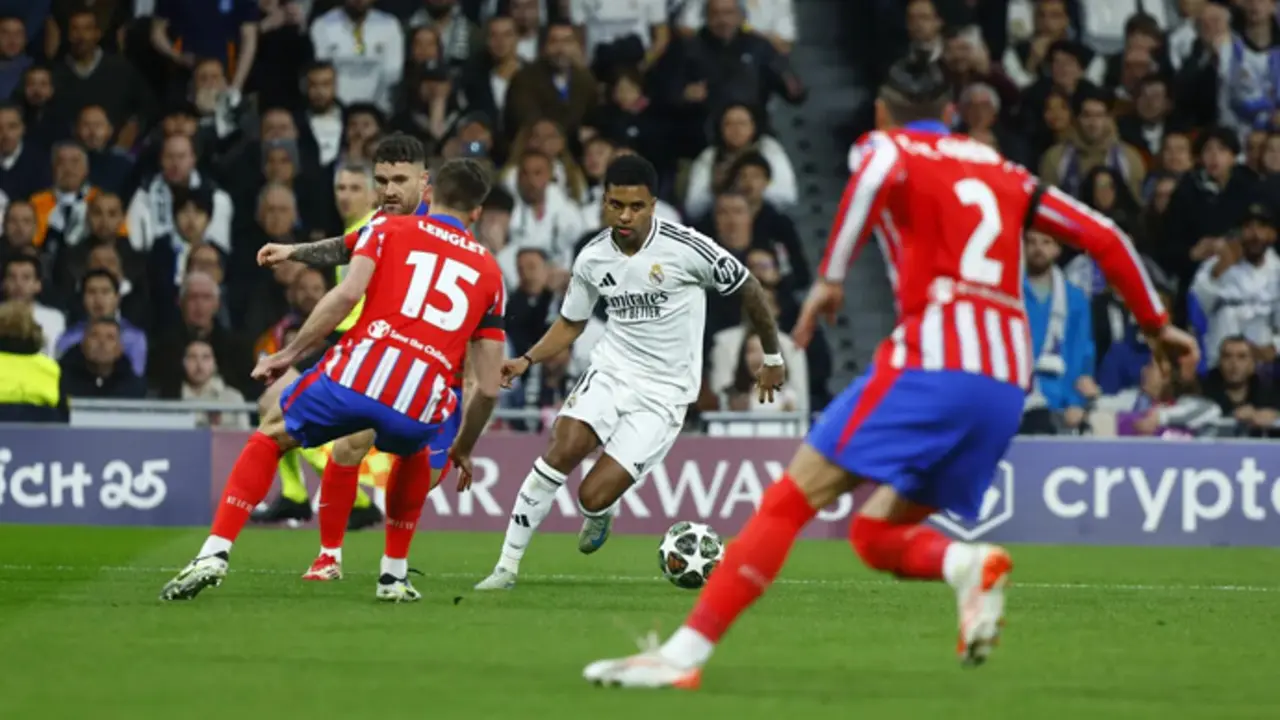 Partido entre el Real Madrid y el Atl&eacute;tico, en el Metrpolitano. / x
