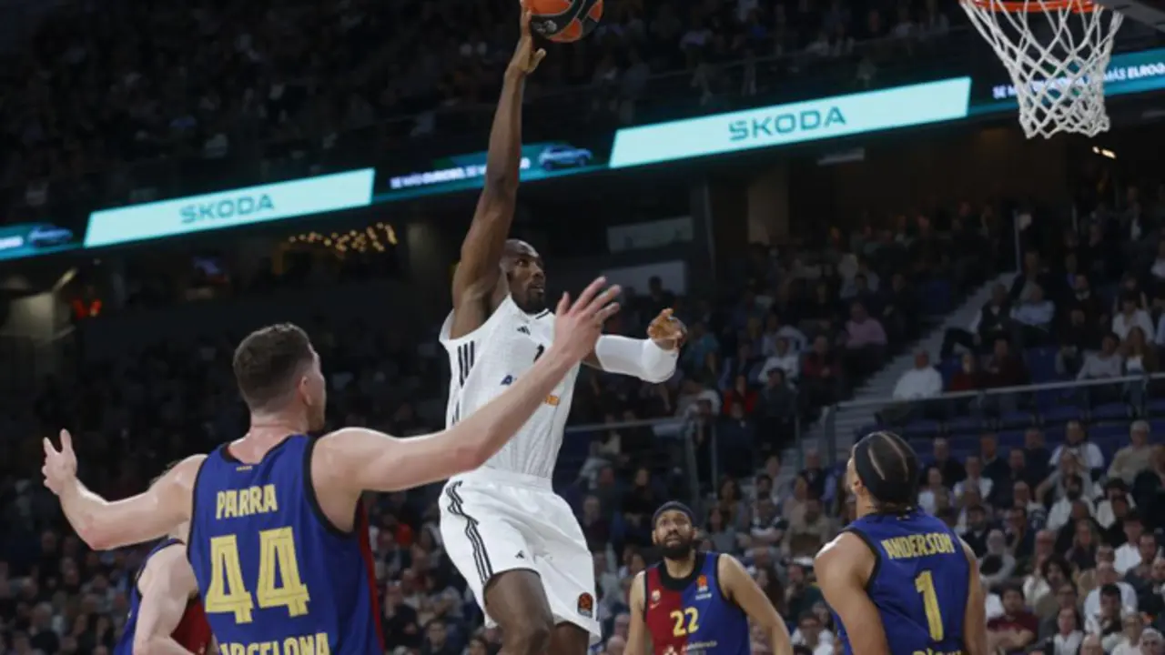 El p&iacute;vot del Real Madrid Serge Ibaka lanza a canasta. / x
