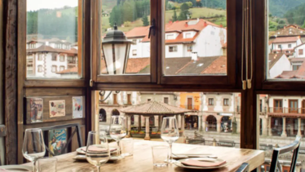 Vista del interior del restaurante donde se ve Potes. / IG