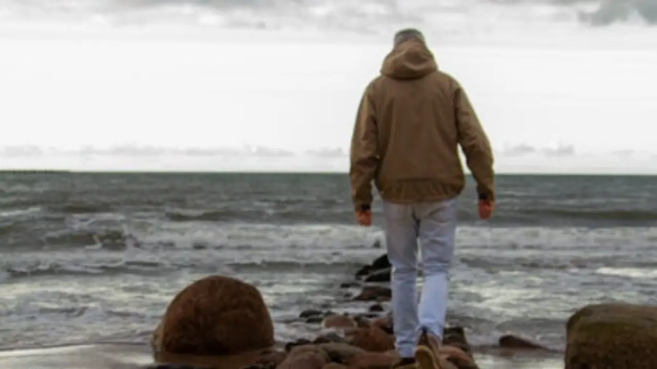 Una persona camina por la playa un d&iacute;a nublado. / A.E