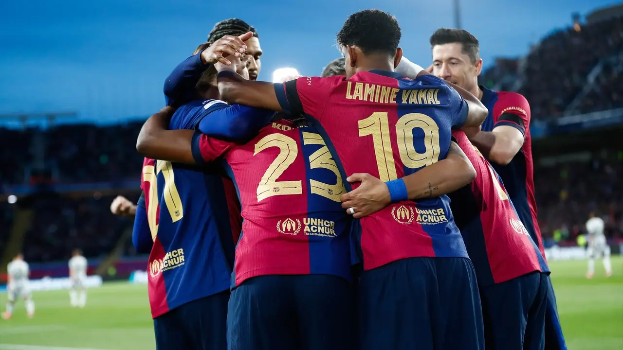 Los jugadores del Barcelona celebran el gol de Raphinha. / EP