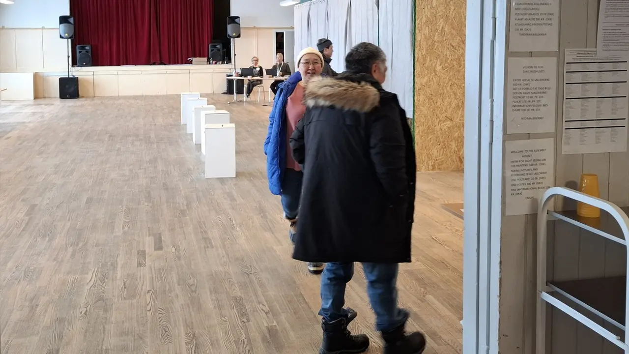 Varias personas en los centros de votaci&oacute;n en Groenlandia. / EP