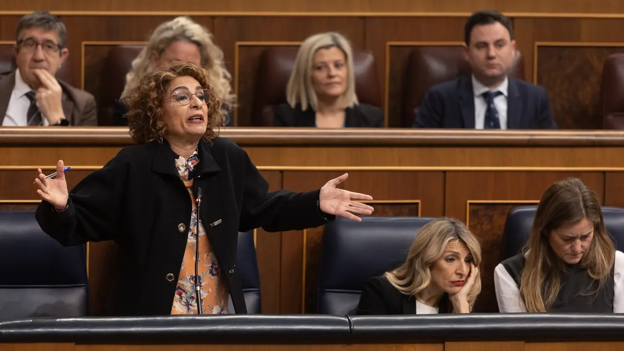 La vicepresidenta primera y ministra de Hacienda, Mar&iacute;a Jes&uacute;s Montero, interviene durante un pleno en el Congreso de los Diputados. / Eduardo Parra