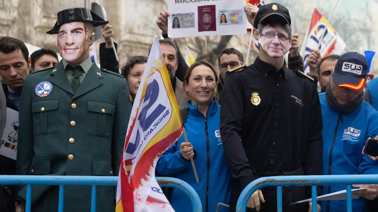 Dos mu&ntilde;ecos del presidente del Gobierno y el l&iacute;der de Junts durante una concentraci&oacute;n de una docena de sindicatos de Polic&iacute;a y asociaciones de la Guardia Civil. / Eduardo Parra