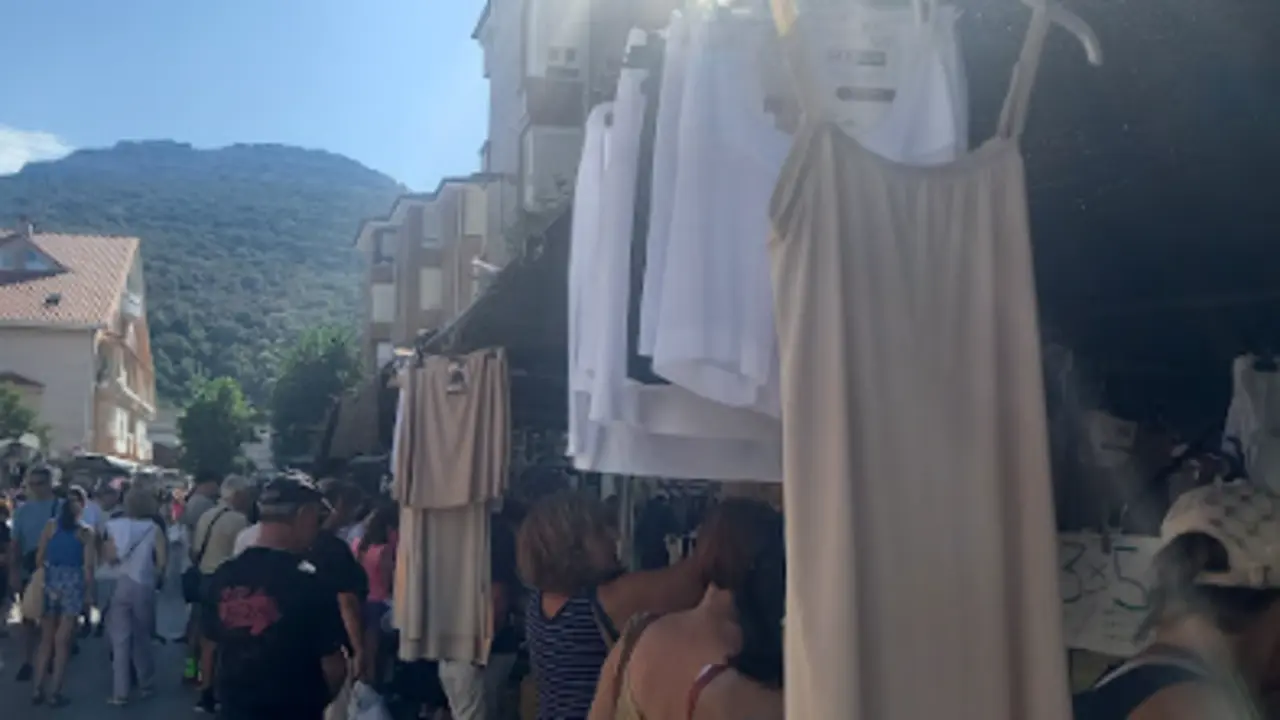 Gente paseando entre los puestos del mercadillo. / A.S.