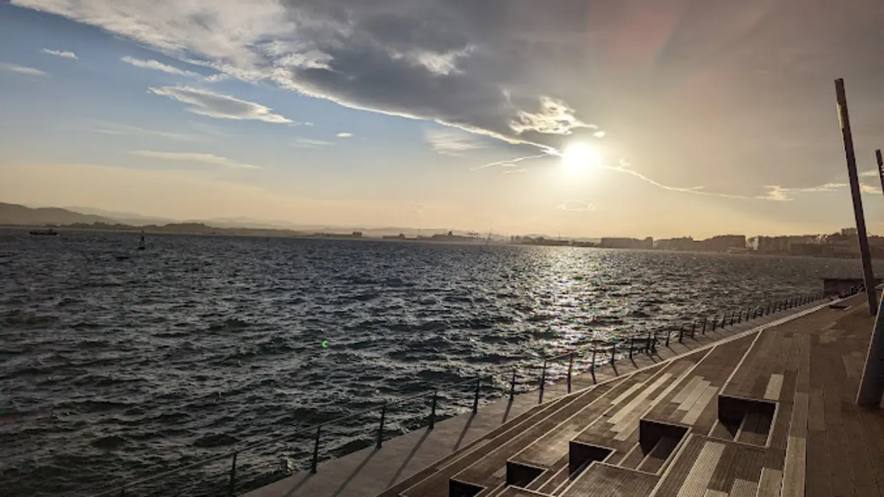 Duna de Zaera y al fondo la Bah&iacute;a de Santander. / T.C.