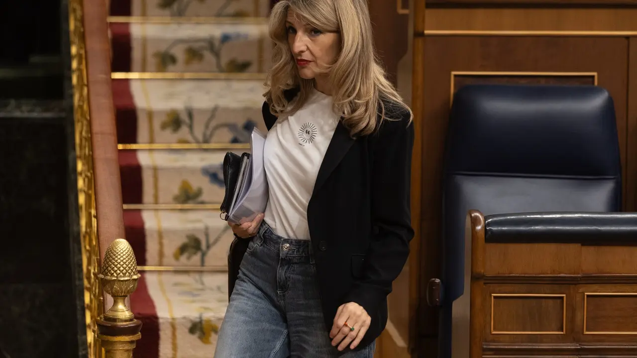 La vicepresidenta segunda y ministra de Trabajo, Yolanda D&iacute;az, sale de un pleno en el Congreso de los Diputados. / Eduardo Parra