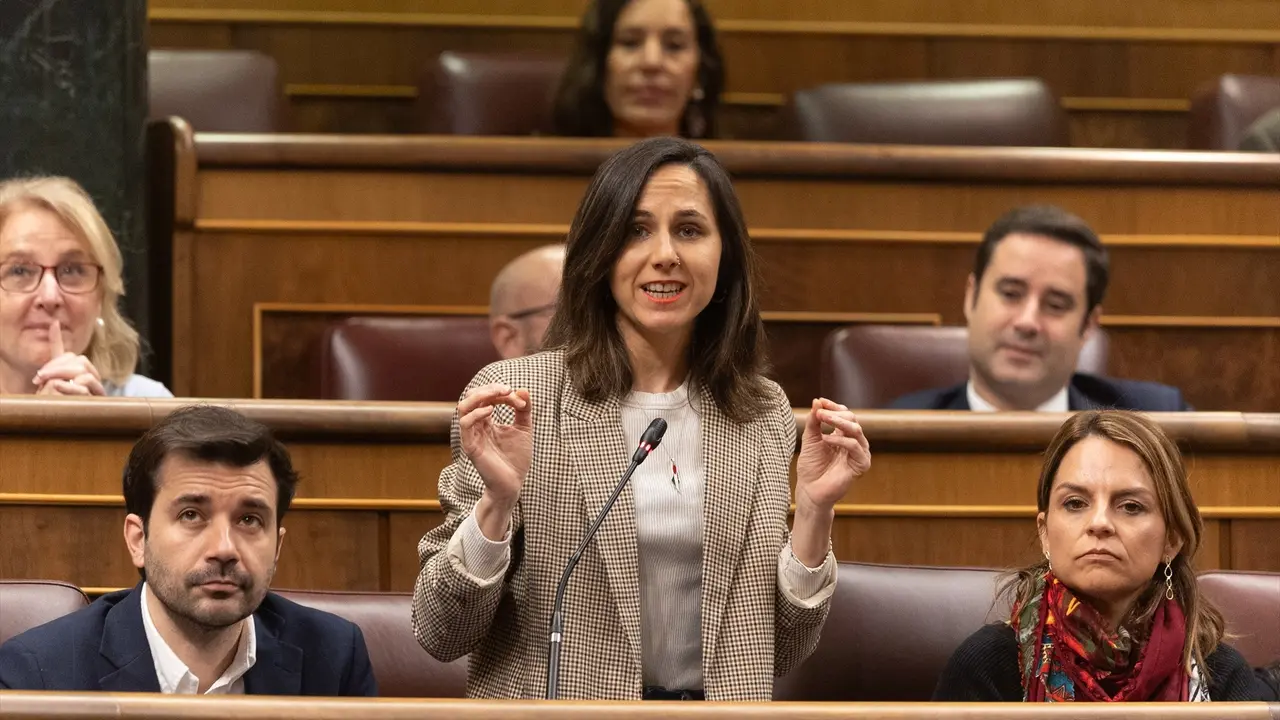 La portavoz de Podemos en el Congreso, Ione Belarra, interviene durante un pleno en el Congreso de los Diputados. / Eduardo Parra
