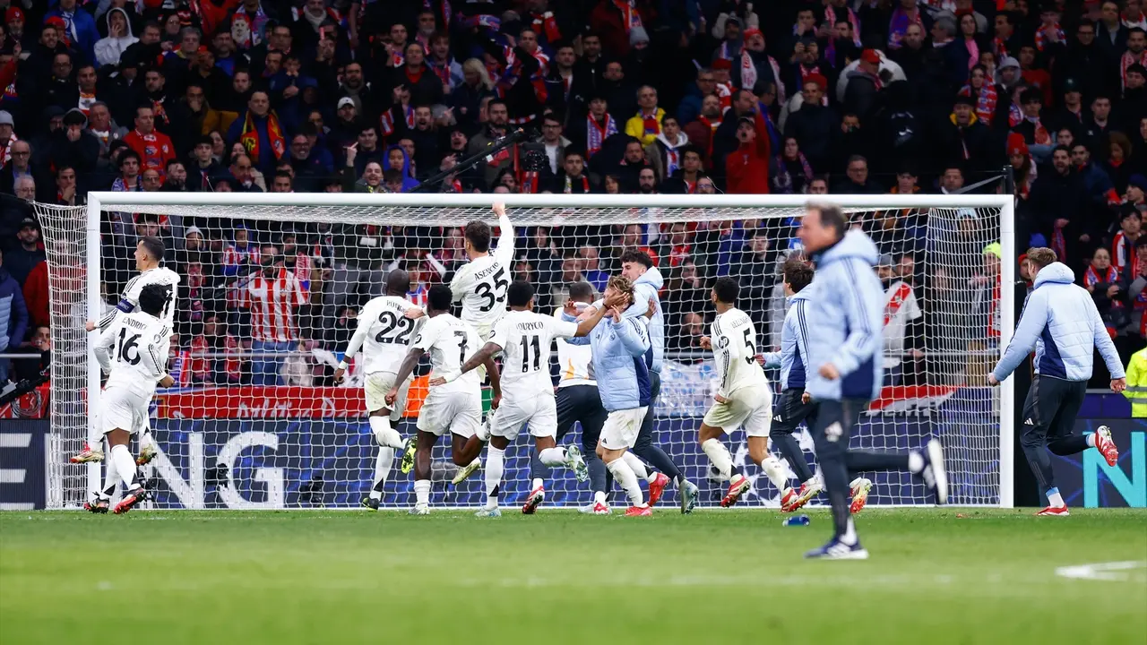 Los jugadores del Real Madrid celebran la victoria ante el Atl&eacute;tico en la Champions. / EP