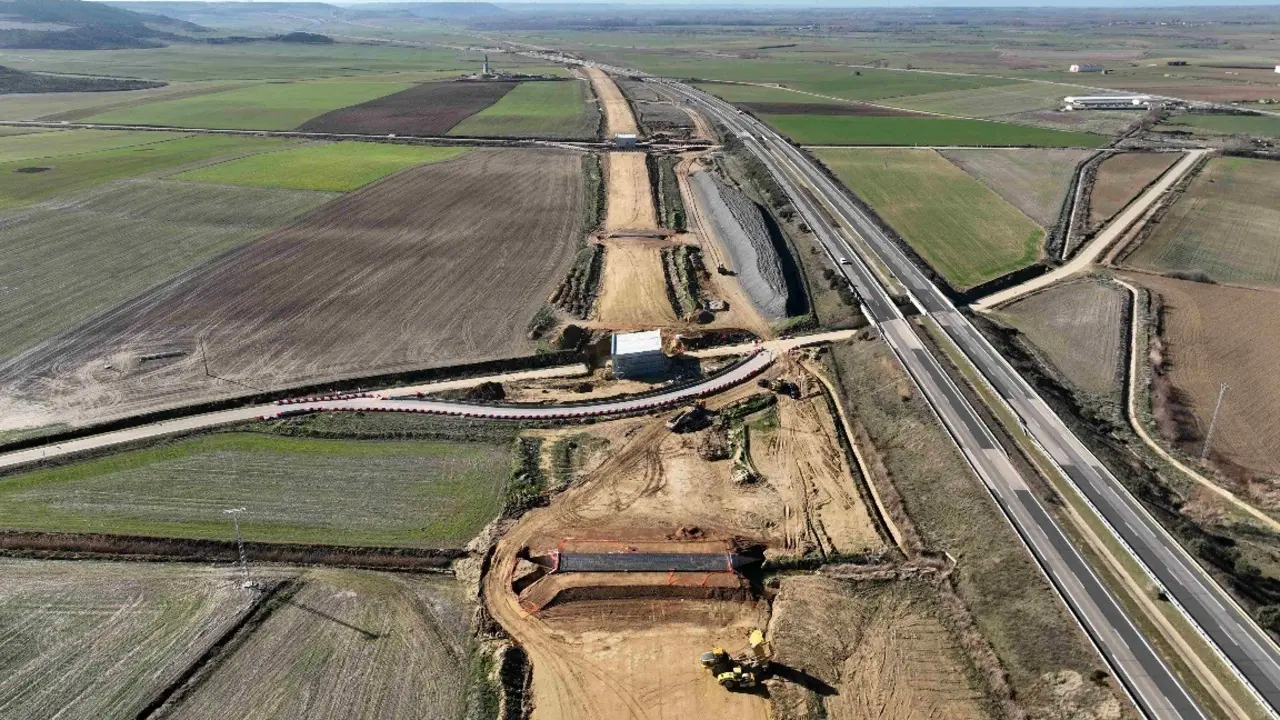 Tramo en construcci&oacute;n de la L&iacute;nea de Alta Velocidad Palencia-Cantabria comprendido entre Palencia Norte y Amusco. / EP