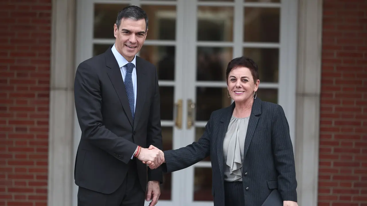 El presidente del Gobierno, Pedro S&aacute;nchez, recibe a la portavoz de EH Bildu en el Congreso, Mertxe Aizpurua, en el Palacio de la Moncloa. / Eduardo Parra