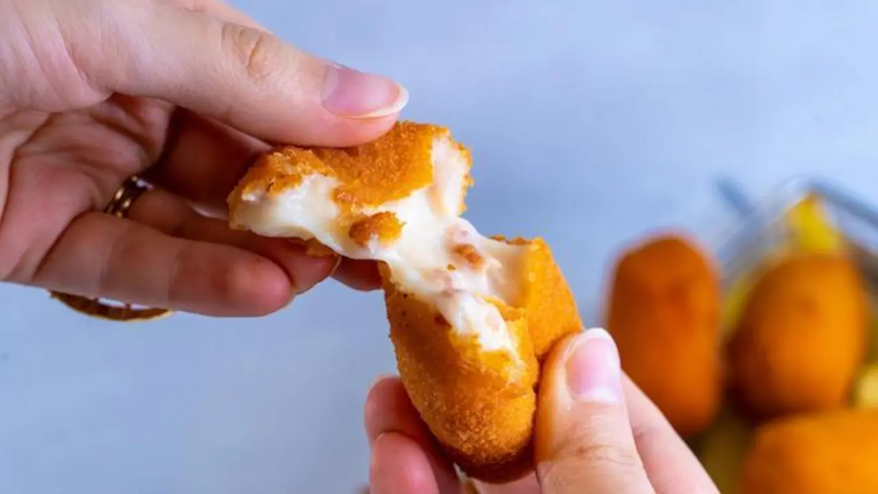 Una persona abre una croqueta en dos. / A.E