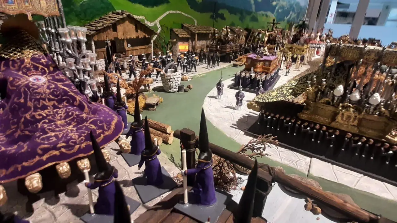 Pasos y tronos en miniatura de la exposici&oacute;n. / S.D.