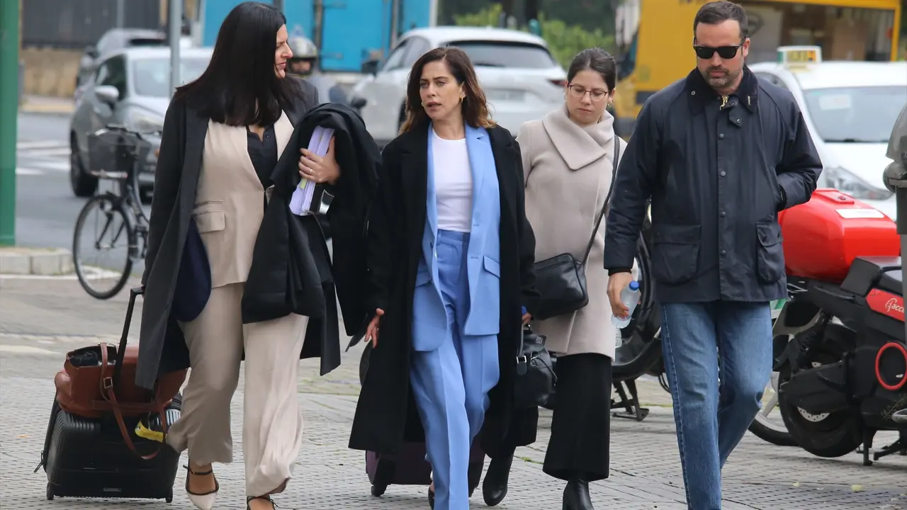 Carla Vall i Duran, abogada de la actriz, y Mar&iacute;a Le&oacute;n llegan al Juzgado. / Leandro Wassaul