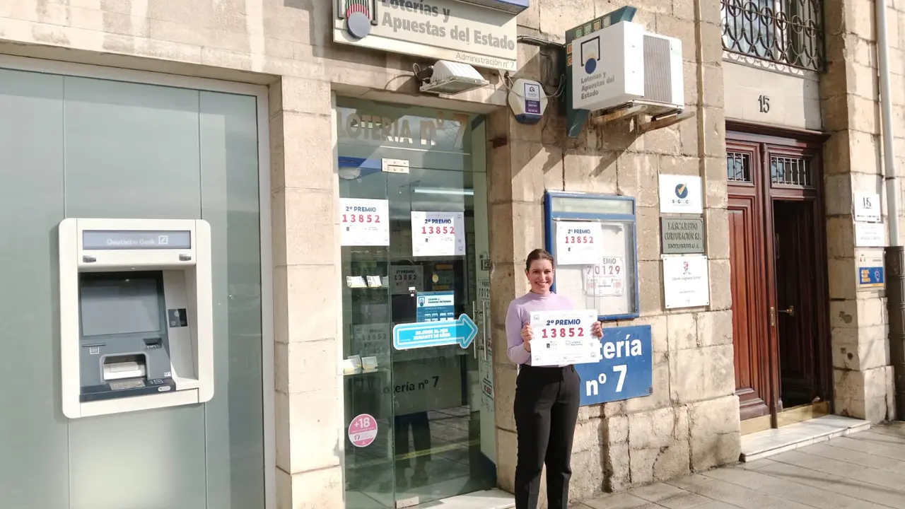 Maite Jaurena, sujeta el n&uacute;mero premiado del sorteo en la administraci&oacute;n. / A.E.