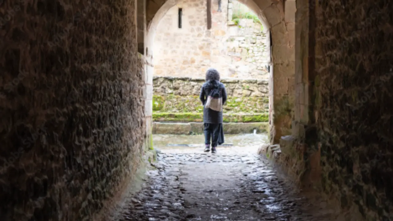 Una turista paseando por Santillana del Mar en un d&iacute;a de lluvia. / A.S.