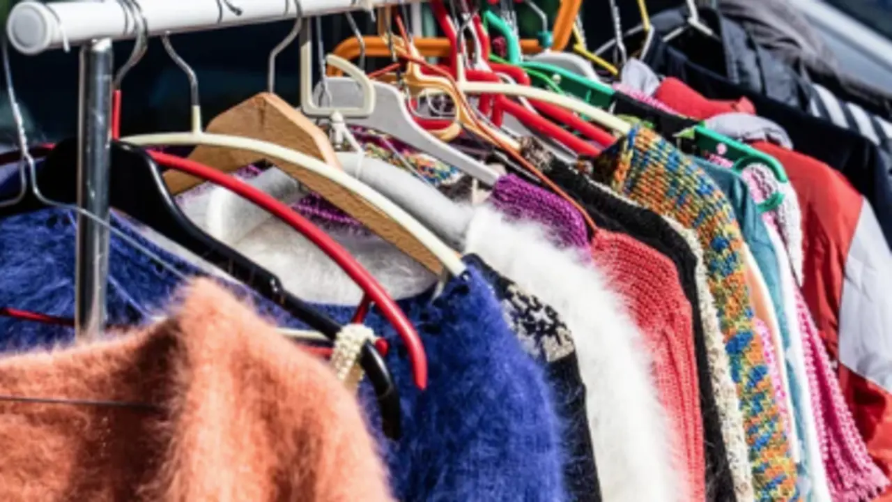 Varias prendas de ropa a la venta en un mercadillo. / A.S.P