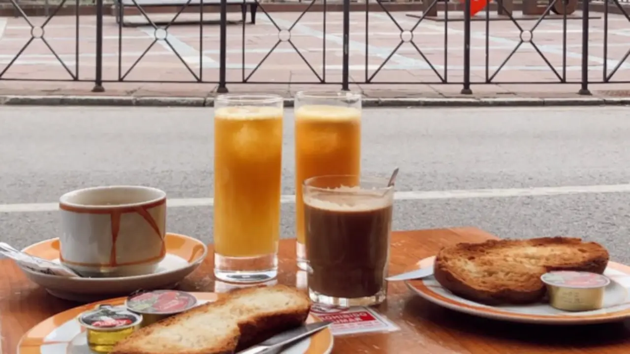 Un desayuno en la terraza del local. / IG