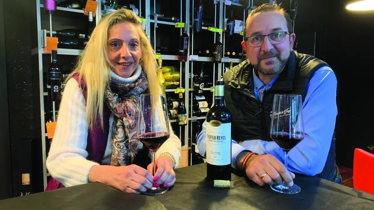 Juan Vald&eacute;s y Eva Mar&iacute;a del Cid, los due&ntilde;os de la vinoteca. / A.E